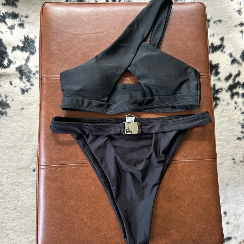 Black Bikini Set

Top S
High waisted Bottom M